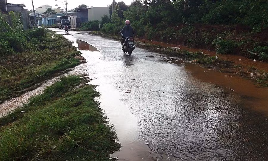 Dòng nước chảy vào nhà dân. Ảnh: Thế Chiến