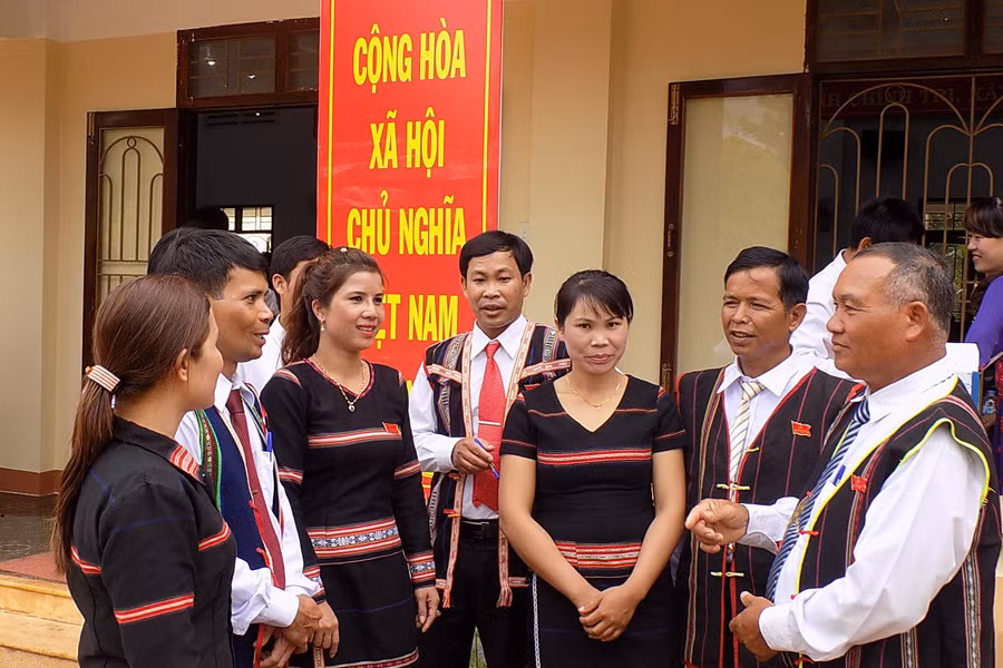 Trao đổi kinh nghiệm công tác xây dựng hệ thống chính trị cơ sở. Ảnh: T.N