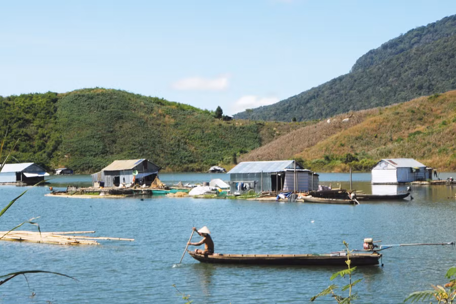 Chèo thuyền di chuyển qua các “nhà” hàng xóm. Ảnh: N.H.T