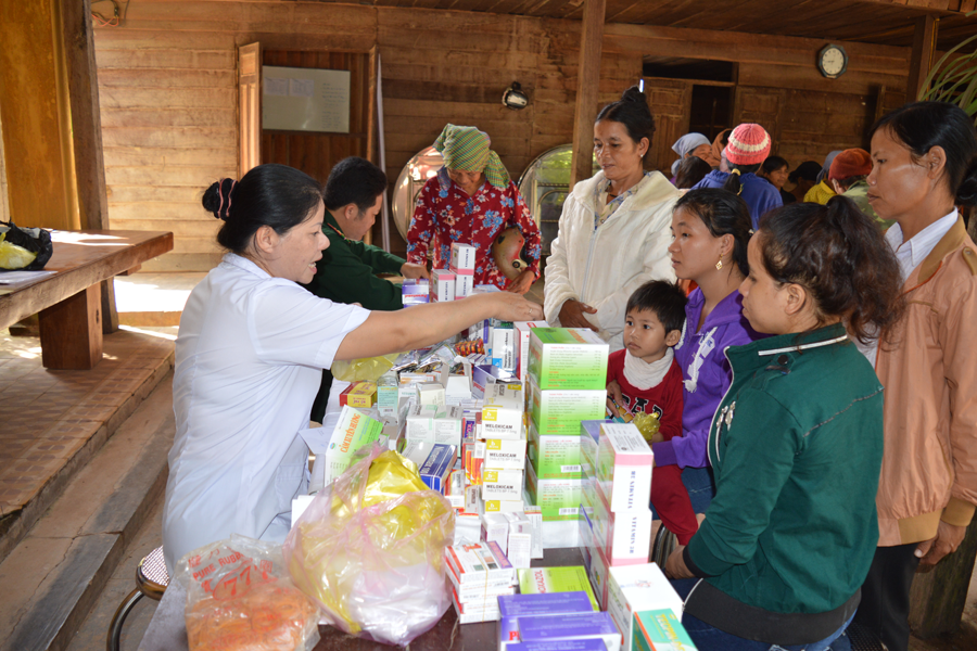 Cán bộ biên phòng đang trao đổi với người dân bằng chính tiếng bản địa. Ảnh: A.H Cán bộ biên phòng đang trao đổi với người dân bằng chính tiếng bản địa. Ảnh: A.H