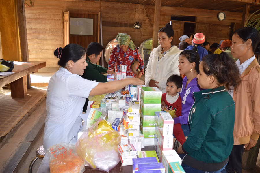 Cán bộ biên phòng đang trao đổi với người dân bằng chính tiếng bản địa. Ảnh: A.H Cán bộ biên phòng đang trao đổi với người dân bằng chính tiếng bản địa. Ảnh: A.H