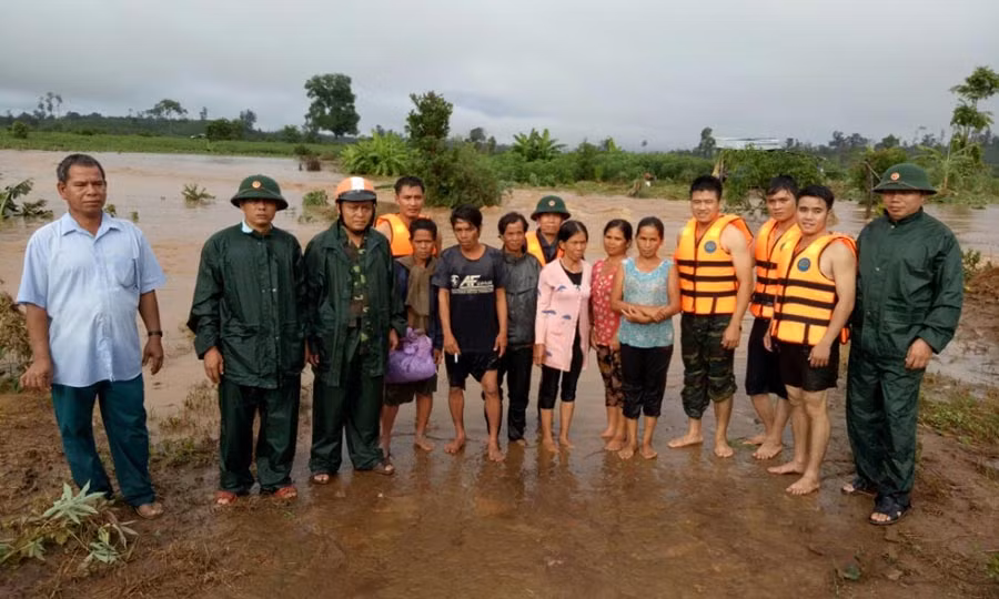 Giúp dân trong mưa lũ. Ảnh: Anh Huy Giúp dân trong mưa lũ. Ảnh: Anh Huy