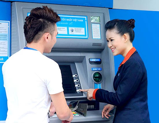 Nhân viên ngân hàng hướng dẫn khách hàng bảo mật trong giao dịch thẻ.