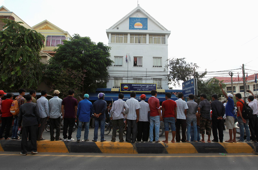 Các thành viên đảng CNPR tập trung trước trụ sở đảng để nghe một bài phát biểu của lãnh đạo đảng này hôm 9-9.