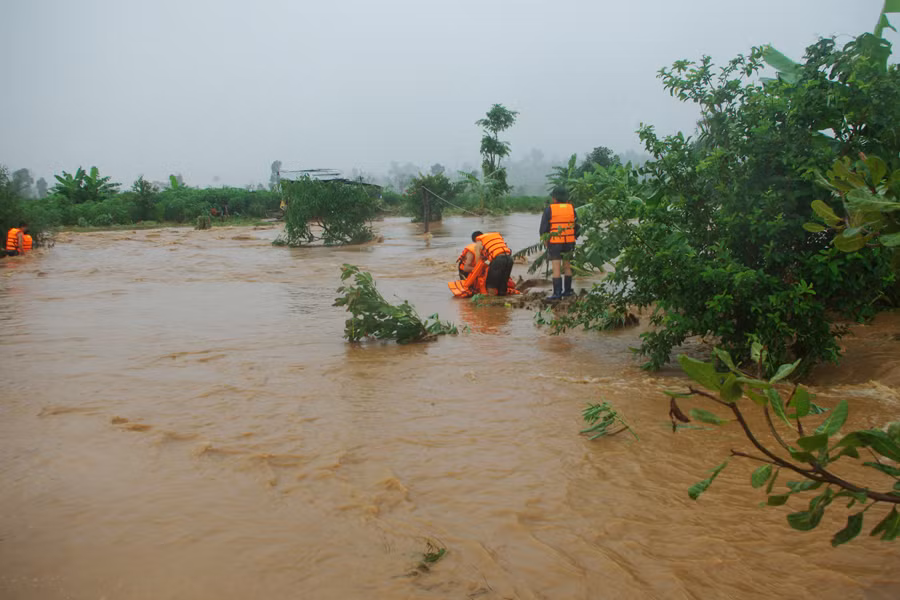Cả khu vực bị nước lũ nhấn chìm.
