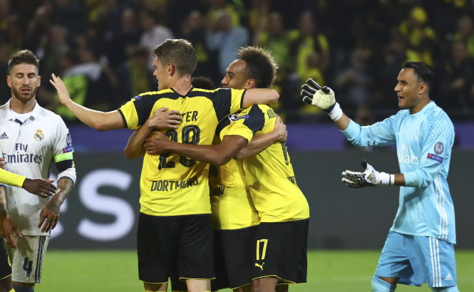 Niềm vui của các cầu thủ Dortmund sau khi gỡ hòa 1-1. Ảnh: Reuters