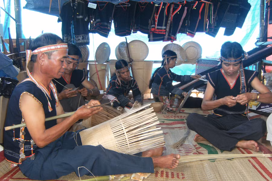 Khôi phục những làng nghề truyền thống. Ảnh: Lê Nam