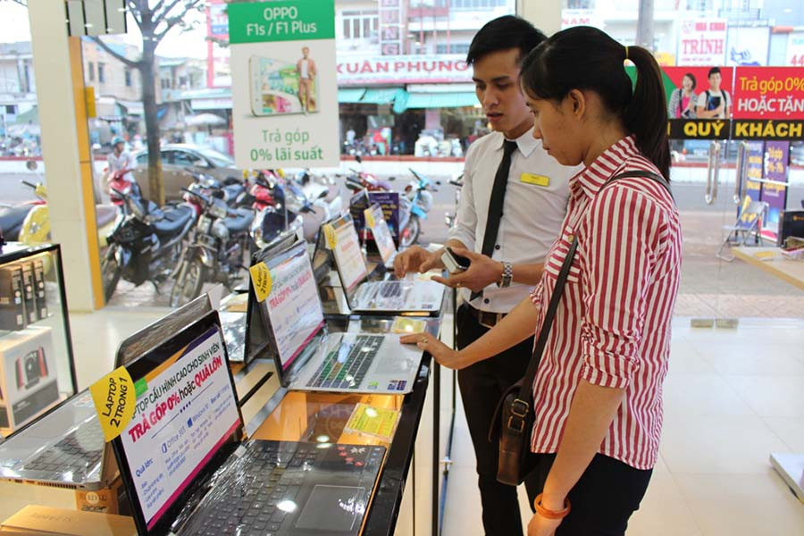  Nhiều chương trình giảm giá cho sinh viên nhân mùa tựu trường. Ảnh: T.B