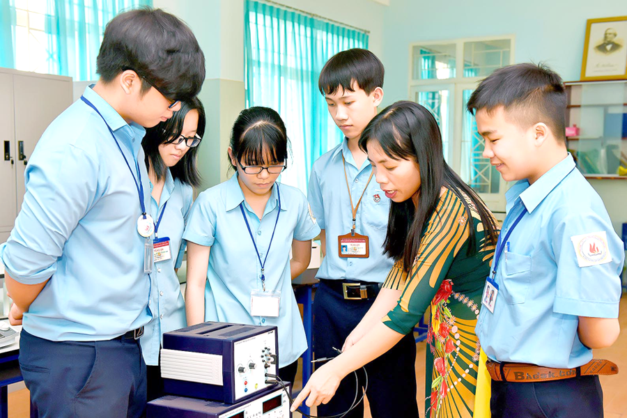 Học sinh Trường THPT Chuyên Hùng Vương trong giờ thực hành. Ảnh: Đ.T Học sinh Trường THPT Chuyên Hùng Vương trong giờ thực hành. Ảnh: Đ.T