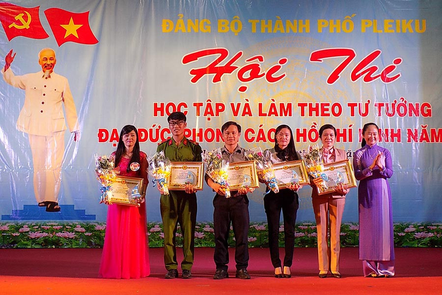 Các tập thể đạt giải tại hội thi. Ảnh: T.N Các tập thể đạt giải tại hội thi. Ảnh: T.N