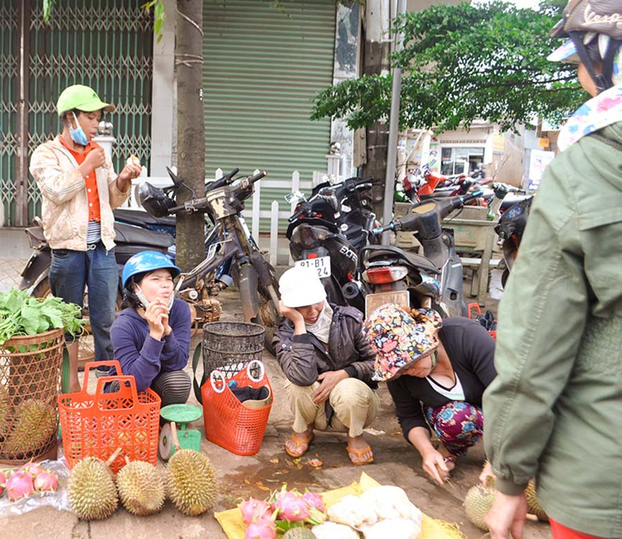 Người bán thân thiện và không cần phải cân đo đong đếm kỹ lưỡng. Ảnh: Trần Dung Người bán thân thiện và không cần phải cân đo đong đếm kỹ lưỡng. Ảnh: Trần Dung