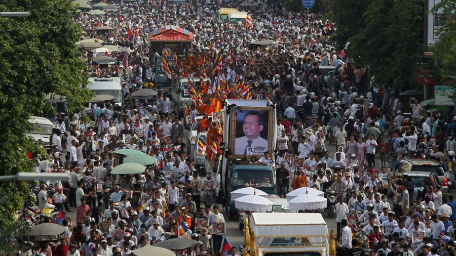 Đám tang ông Kem Ley với hàng trăm người dân đến đưa tang