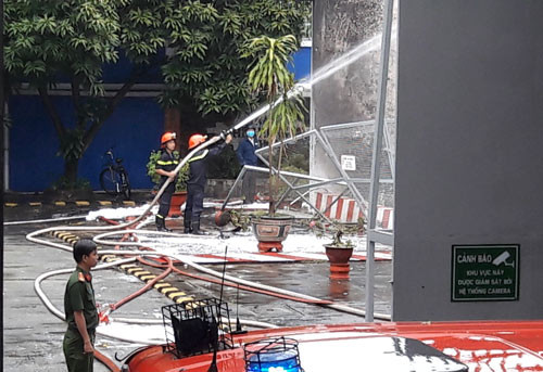 Ba xe chữa cháy của lực lượng Cảnh sát PCCC quận 11 đã có mặt khống chế đám cháy.