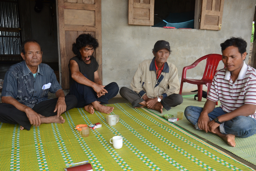 Hàng xóm đến chia buồn cùng gia đình ông gia đình ông Bsốt. Ảnh: V.H Ảnh:V.H