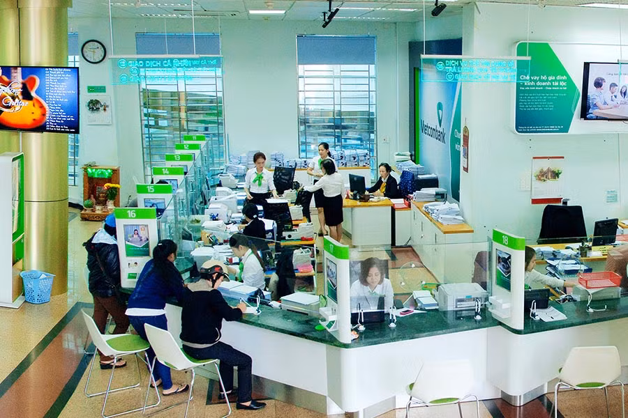  Khách hàng giao dịch tại Vietcombank Gia Lai. Ảnh: T.V