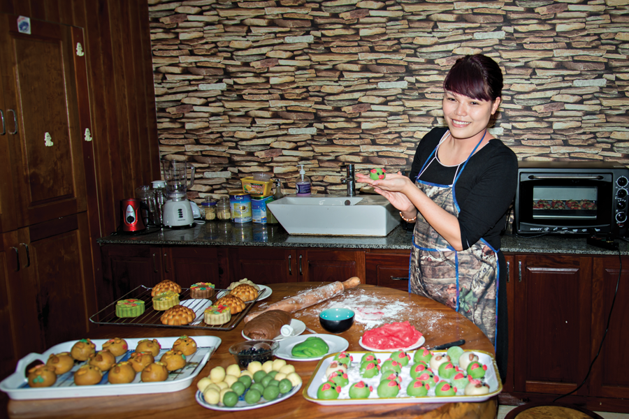 Chị Nguyễn Thị Hương bên một mẻ bánh mới. Ảnh: H.D