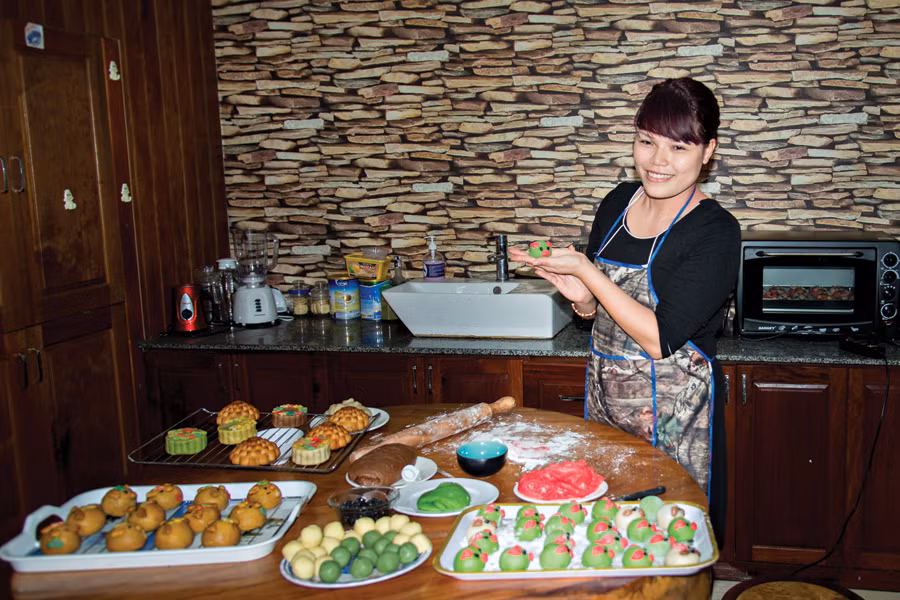 Chị Nguyễn Thị Hương bên một mẻ bánh mới. Ảnh: H.D