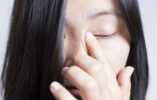 Ngồi máy tính nhiều dễ đẫn đến khô mắt Ngồi máy tính nhiều dễ đẫn đến khô mắt