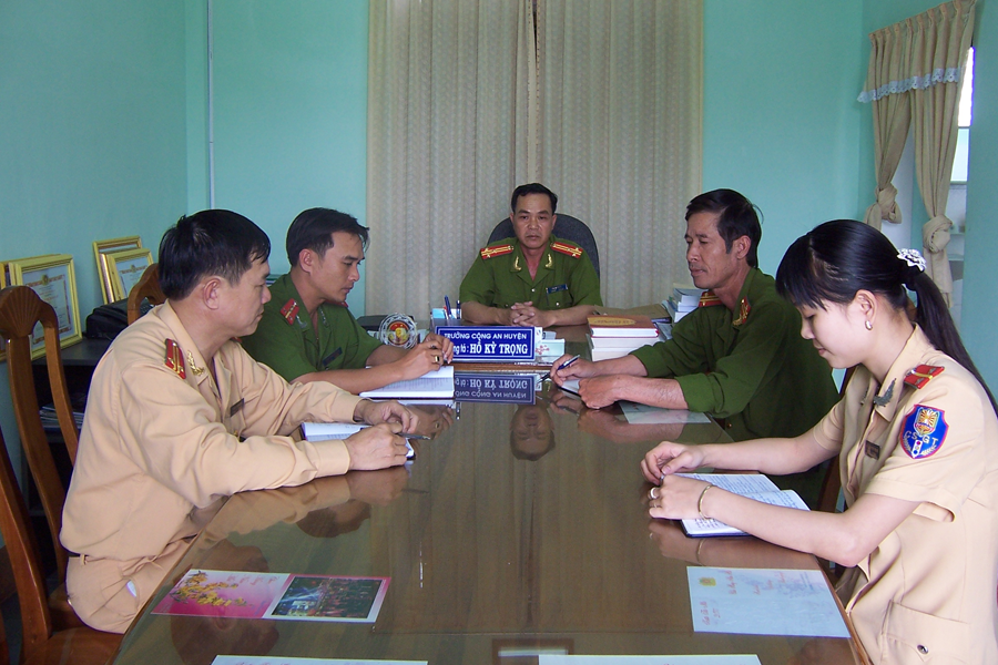Lãnh đạo Công an huyện Đak Pơ họp triển khai nhiệm vụ. Ảnh: H.T Lãnh đạo Công an huyện Đak Pơ họp triển khai nhiệm vụ. Ảnh: H.T