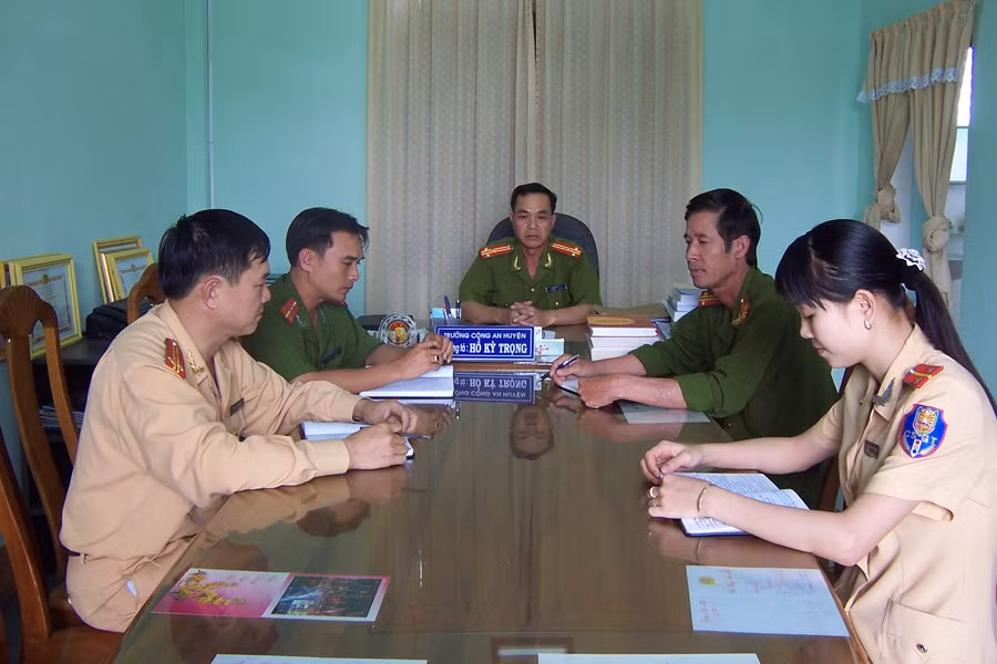 Lãnh đạo Công an huyện Đak Pơ họp triển khai nhiệm vụ. Ảnh: H.T