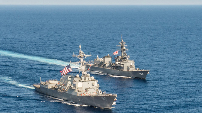 Khu trục hạm Mỹ USS Mustin (trái) cùng khu trục hạm Nhật JS Kirisame trong cuộc diễn tập tuần tra chung trên Biển Đông ngày 21-4-2015