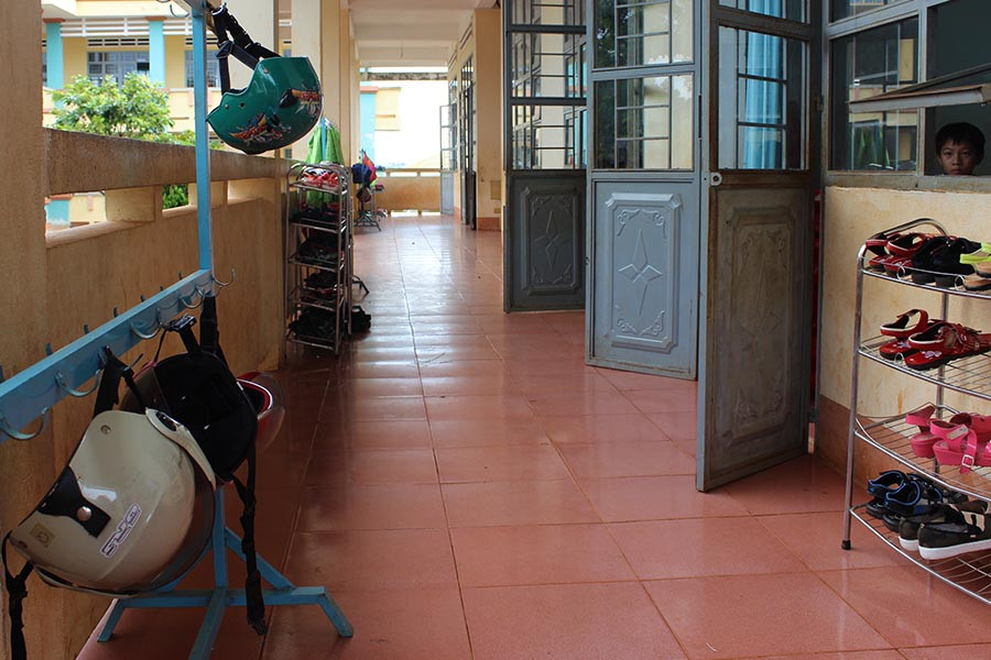  Trường Tiểu học Nguyễn Văn Trỗi (thị trấn Chư Ty) bố trí nhiều giá treo mũ bảo hiểm trước lớp học. Ảnh: T.U