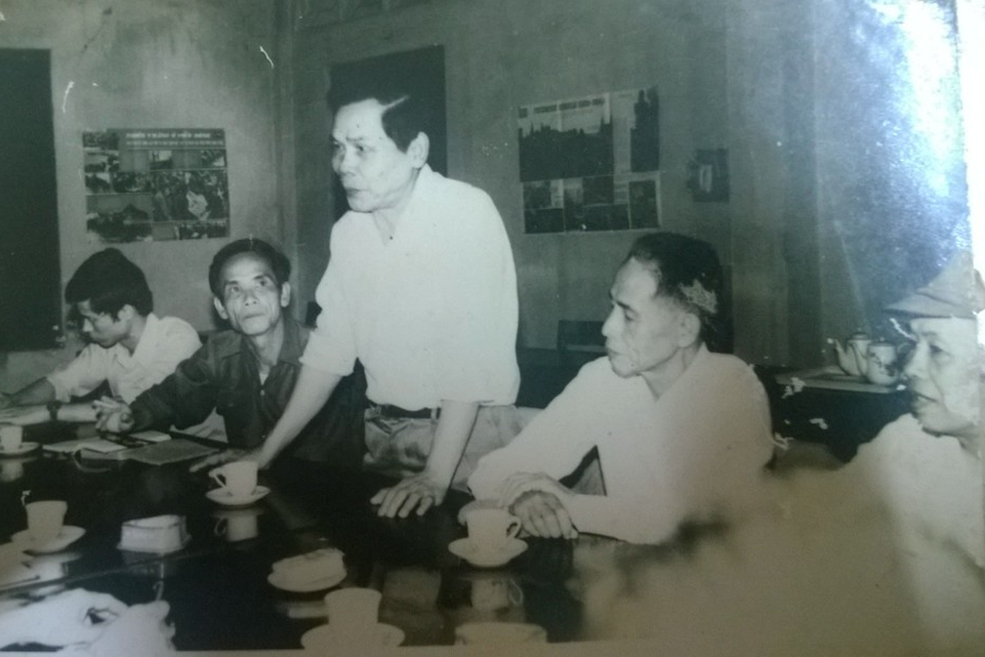 Đồng chí Phan Thêm (đứng) trong một cuộc họp. Ảnh: Tư liệu Đồng chí Phan Thêm (đứng) trong một cuộc họp. Ảnh: Tư liệu