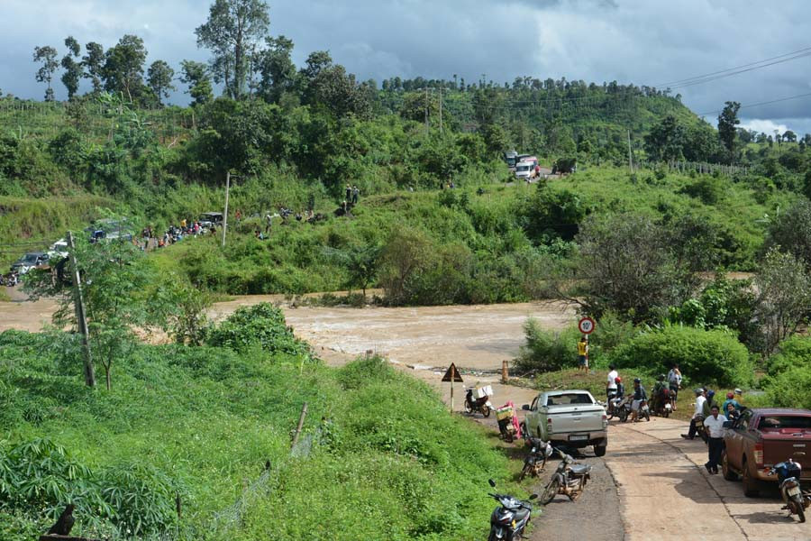 Người dân nơi đây mong mỏi một cây cầu giúp cho việc đi lại thuận tiên hơn