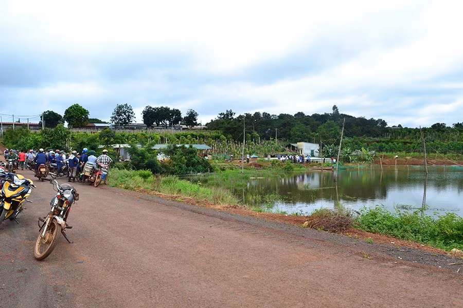 Hồ nước nơi Hoàng Văn Khoát dùng điện chống trộm dẫn đến chết người. Ảnh: T.N Hồ nước nơi Hoàng Văn Khoát dùng điện chống trộm dẫn đến chết người. Ảnh: T.N