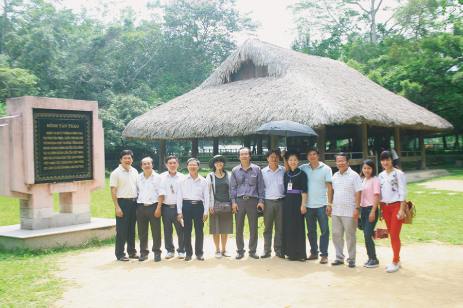 Đoàn cán bộ, phóng viên Báo Gia Lai tham quan đình Tân Trào. Ảnh: H.T Đoàn cán bộ, phóng viên Báo Gia Lai tham quan đình Tân Trào. Ảnh: H.T