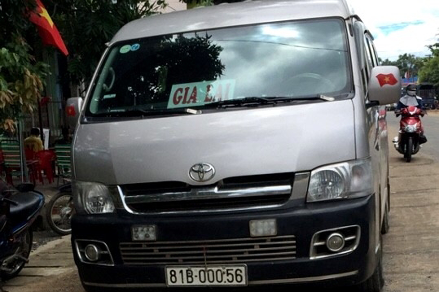 Tại thị xã Ayun Pa, hiện có hàng chục “xe dù” không chịu vào bến mỗi ngày. Ảnh: V.N