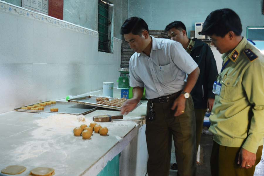  Cơ quan chức năng kiểm tra cơ sở làm bánh Mỹ Lệ. Ảnh: Dã Quỳ