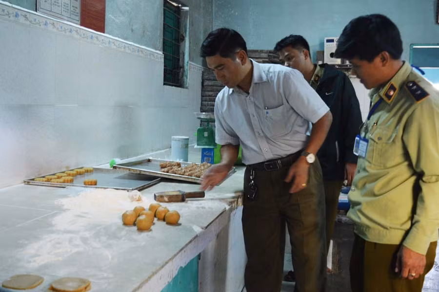  Cơ quan chức năng kiểm tra cơ sở làm bánh Mỹ Lệ. Ảnh: Dã Quỳ