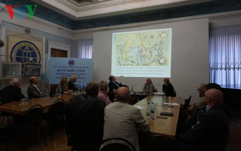 Các chuyên gia xem xét một bản đồ cổ liên quan đến chủ quyền của Trung Quốc ở Biển Đông.