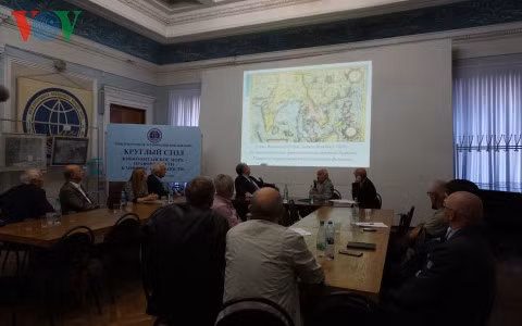 Các chuyên gia xem xét một bản đồ cổ liên quan đến chủ quyền của Trung Quốc ở Biển Đông.