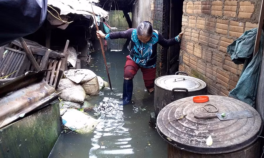  Nhà bà Huỳnh Thị Nhành thường xuyên bị ngập mỗi khi trời mưa. Ảnh: Quang Tấn