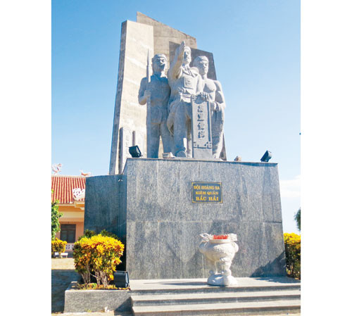 Tượng đài Đội Hoàng Sa kiêm quản Bắc Hải.