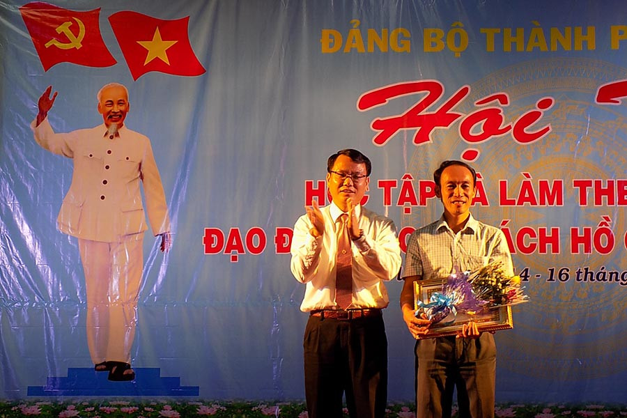 Bí thư Thành ủy Pleiku Trịnh Duy Thuân trao giải nhất tập thể cho Đảng bộ phường Thắng Lợi. Ảnh: T.N Bí thư Thành ủy Pleiku Trịnh Duy Thuân trao giải nhất tập thể cho Đảng bộ phường Thắng Lợi. Ảnh: T.N