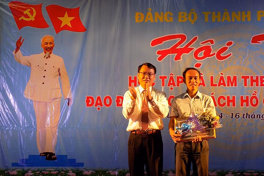 Bí thư Thành ủy Pleiku Trịnh Duy Thuân trao giải nhất tập thể cho Đảng bộ phường Thắng Lợi. Ảnh: T.N