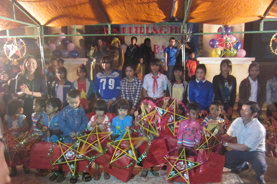 Nhà Thiếu nhi tỉnh tổ chức Tết Trung thu cho trẻ em ở xã Ia Phí. Ảnh: Đ.Y