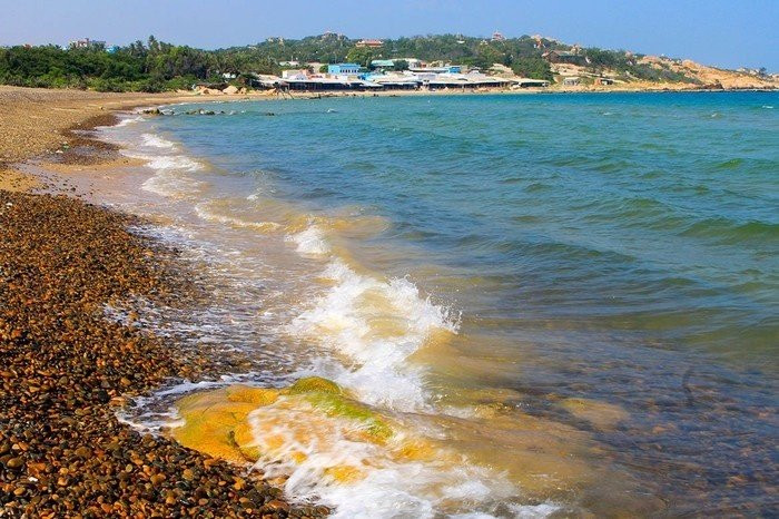 ...cùng hàng nghìn viên đá rực rỡ sắc màu...