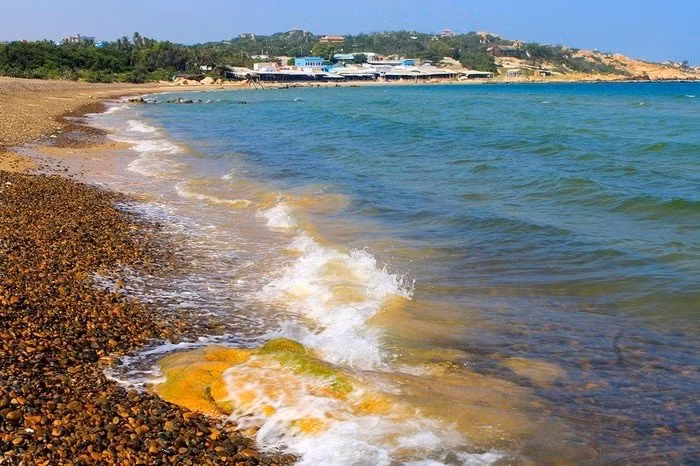 ...cùng hàng nghìn viên đá rực rỡ sắc màu...