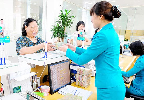 Khách tham gia giao dịch tại một ngân hàng. Khách tham gia giao dịch tại một ngân hàng.