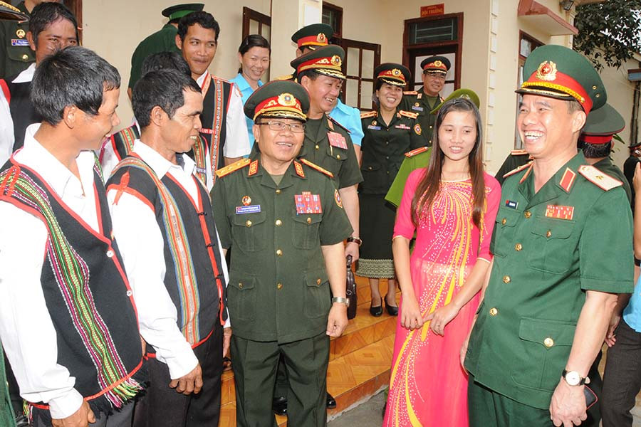 Bộ trưởng Bộ Quốc phòng nước CHDCND Lào và Thiếu tướng Đặng Anh Dũng-Tư lệnh Binh đoàn 15 đến thăm làng Chan (tháng 9-2014). Ảnh: C.T.V Bộ trưởng Bộ Quốc phòng nước CHDCND Lào và Thiếu tướng Đặng Anh Dũng-Tư lệnh Binh đoàn 15 đến thăm làng Chan (tháng 9-2014). Ảnh: C.T.V
