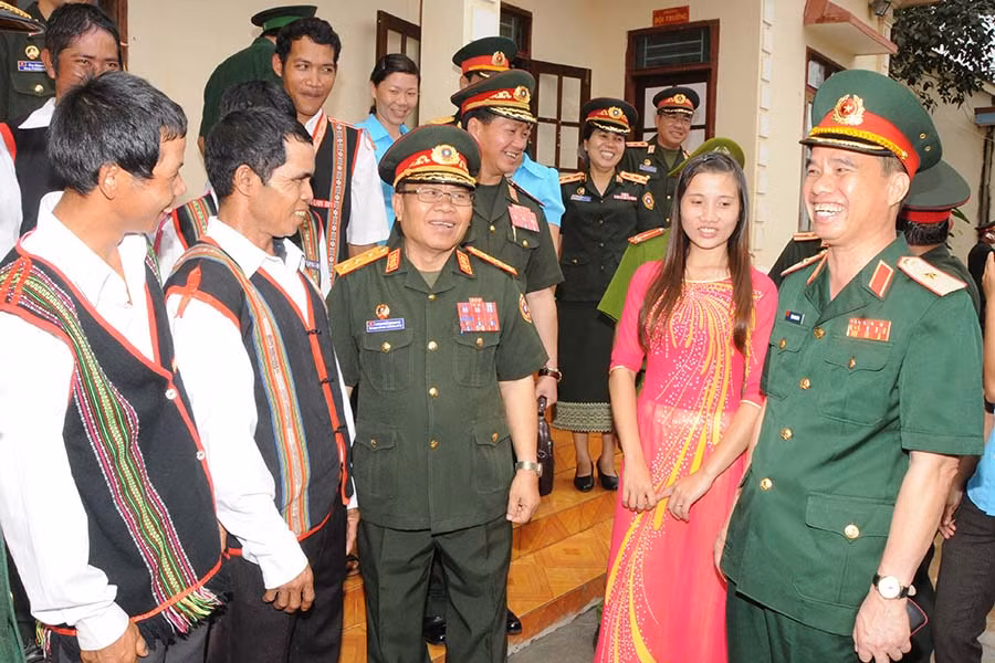  Bộ trưởng Bộ Quốc phòng nước CHDCND Lào và Thiếu tướng Đặng Anh Dũng-Tư lệnh Binh đoàn 15 đến thăm làng Chan (tháng 9-2014). Ảnh: C.T.V