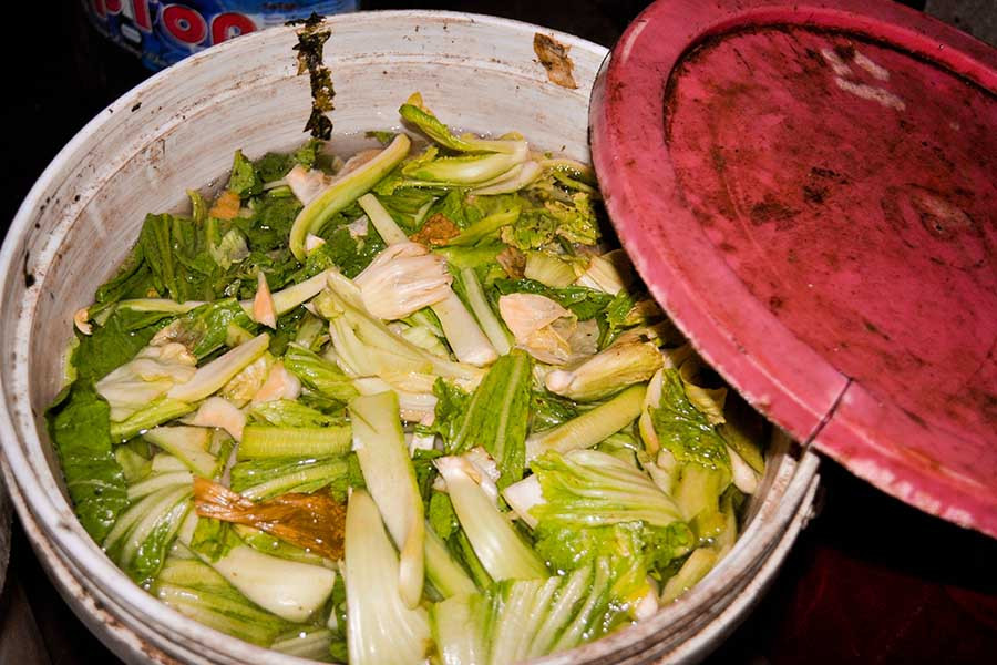  Rau cải được muối hàng ngày trong vỏ thùng sơn. Ảnh: Trần Dung