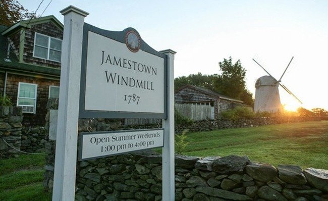 ...giống những cối xay gió quen thuộc của miền viễn Tây