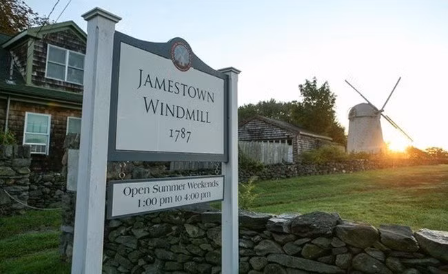 ...giống những cối xay gió quen thuộc của miền viễn Tây