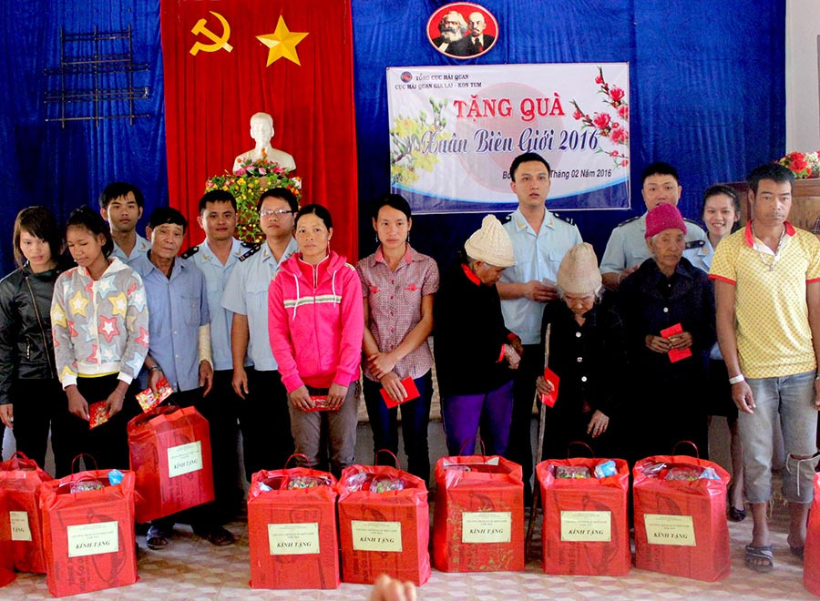  Chi đoàn Cục Hải quan Gia Lai-Kon Tum trao quà cho người dân có hoàn cảnh khó khăn khu vực biên giới. Ảnh: H.D