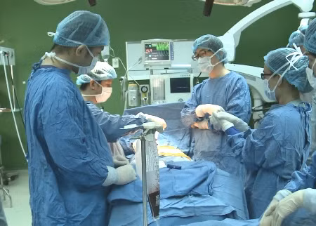 Y, bác sĩ Bệnh viện Đà Nẵng cùng các chuyên gia Nhật Bản tiến hành ca ghép.